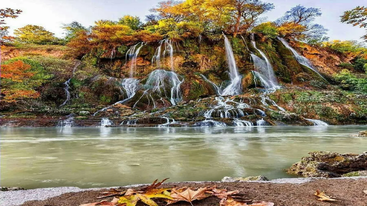 پاییز در بیشه؛ جایی که آبشار قصه هزاررنگ طبیعت را روایت میکنند + فیلم