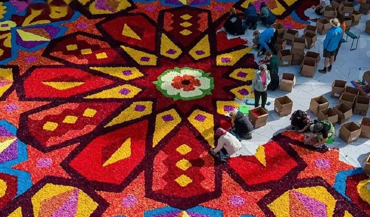 فرش گل عظیم با بیش از 330 هزار گل در قلب شهر!