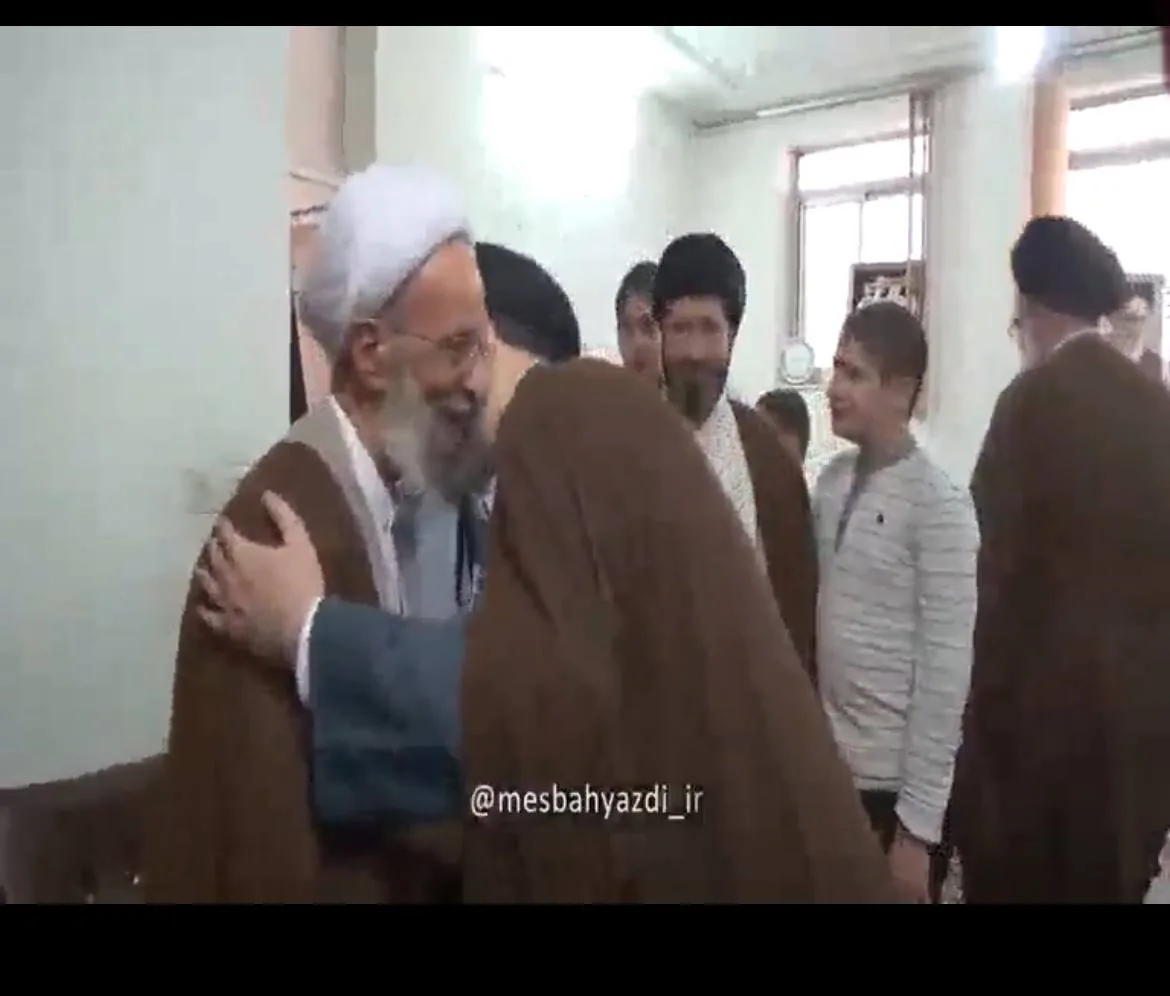 حضور آیت الله سید مجتبی خامنه‌ای در منزل مصباح یزدی + تصاویر
