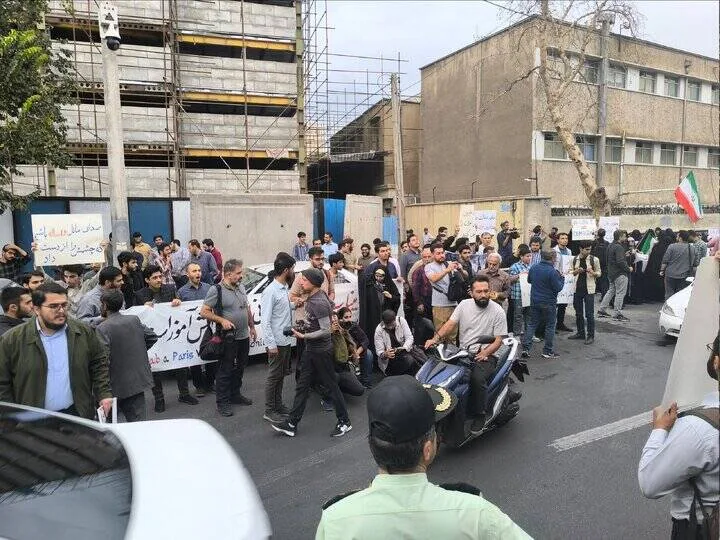 تجمع اعتراضی مقابل سفارت فرانسه در تهران در محکومیت سرکوب دانش‌آموزان