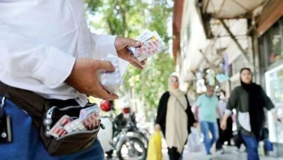بیمارانِ گرفتار؛ بدهی بیمهها و گرانی نسخهها توان خرید داروخانهها و بیماران را کاهش داده است | دارو چگونه به بازار غیررسمی میرسد؟