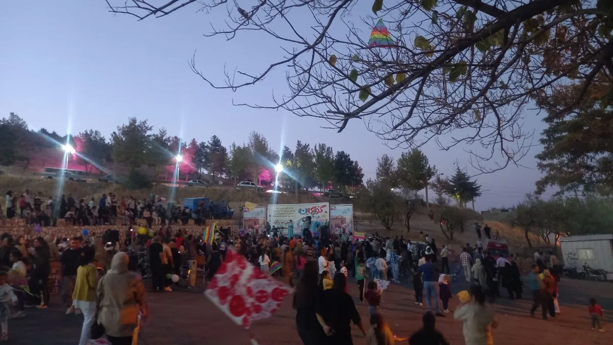 رقص بادبادکها در آسمان سنندج، شور و نشاط کودکان در پارک روجیار