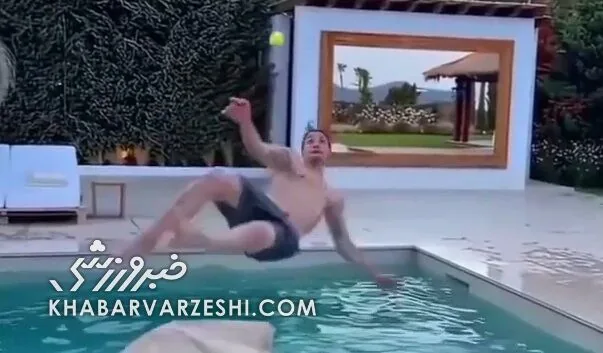 ویدیو| چالش باورنکردنی زلاتان/ ایستادن روی سطح آب و قیچی برگردان با توپ تنیس!