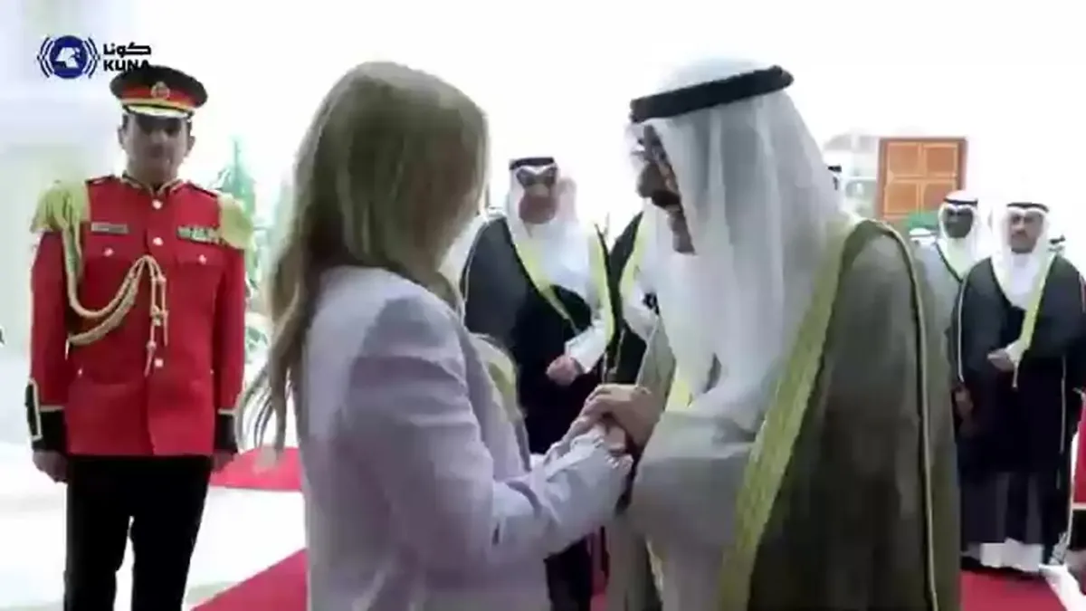 ببینید | استقبال خارج از پروتکل سیاسی امیر کویت از نخست وزیر ایتالیا