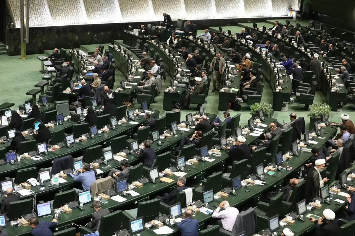 اصلاح ماده ۲۳ طرح «نفوذ» توسط مجلس: ورود یا اقامت غیر مجاز اتباع خارجی در ایران، مستوجب اخراج از کشور و پرداخت جزای نقدی متناسب با تمکن مالی تا ۱۰ هزار یورو خواهد بود