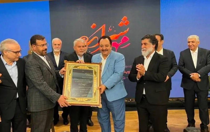 اهدای «نشان مهر» به حمید جاویدان مدیر هتل بزرگ شیراز