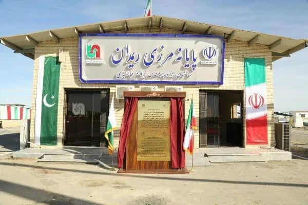 انجمن صنفی شرکتهای حمل و نقل بینالمللی: تردد در همه مرزهای کشور در جریان است، هر چند در برخی مرزها با ایستایی کامیونها مواجه هستیم/ در مرزهای ایران و پاکستان، «ریمدان» تعطیل است، ولی در مرز میرجاوه، واردات و ترانزیت کالا به کشورهای ثالث در جریان است/ مشکل خاصی در وضعیت تردد از مرزهای کشور به عراق گزارش نشده