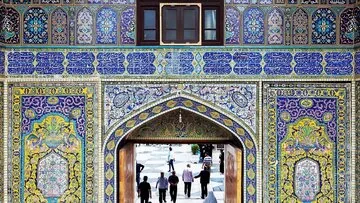 انتقاد از شعارهای ضدوحدت در حرم امام رضا / جلوی اینها را بگیرید، پیش از آن که خنجرشان بر پشت ایران و انقلاب بنشیند