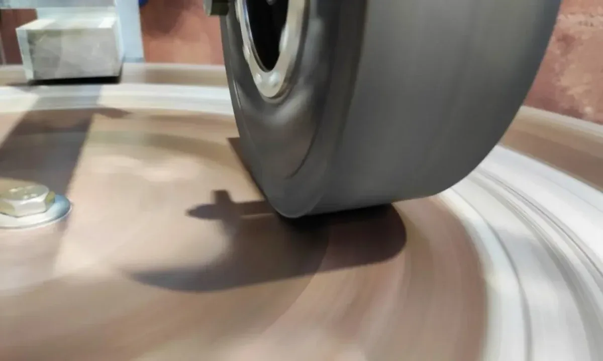 آزمایش عملکرد نمونه اولیه لاستیک ماژولار Ecotire روی دستگاه غلتکی برای بررسی مقاومت، میزان لغزش و رفتار تایر 