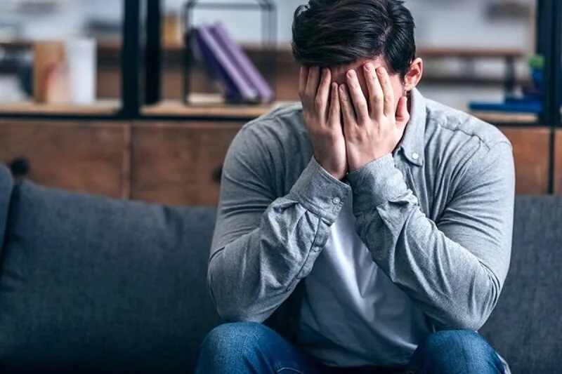 چرا خاطرههای تلخ از ذهنمان پاک نمیشوند؟