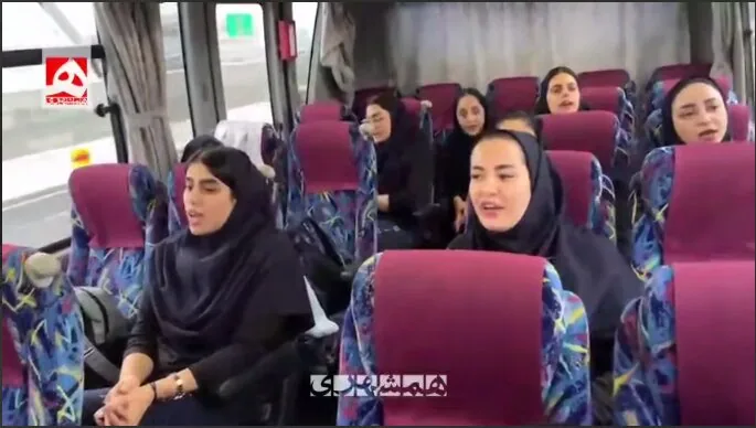 لحظاتی از اجرای سرود «ای ایران» توسط دختران والیبال نشسته | ویدئو