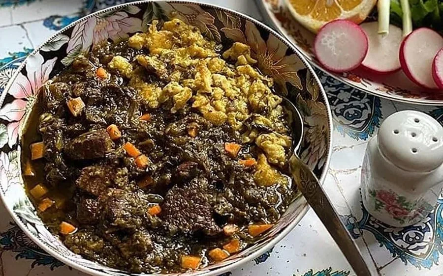 خورش اسپناساک مازندرانی؛ جادوی اسفناج، گوشت گوسفندی و تخممرغ