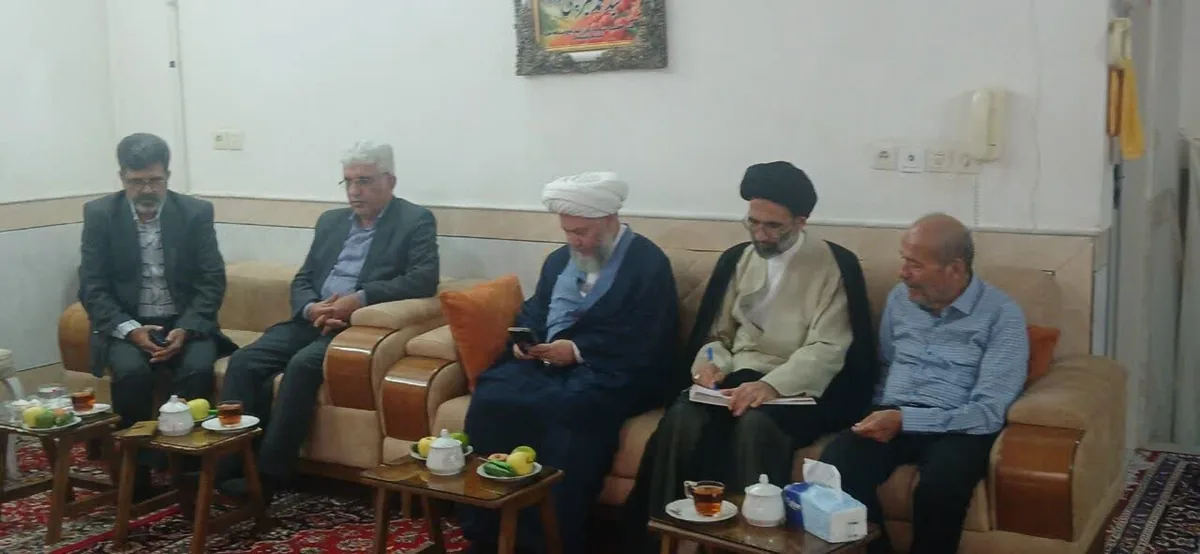 دیدار نماینده ولیفقیه در کاشان با تعدادی از خانوادههای شهدا + عکس