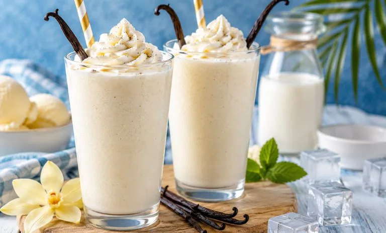 طرز تهیه اسموتی وانیلی؛ خنک و خامهای برای روزهای گرم