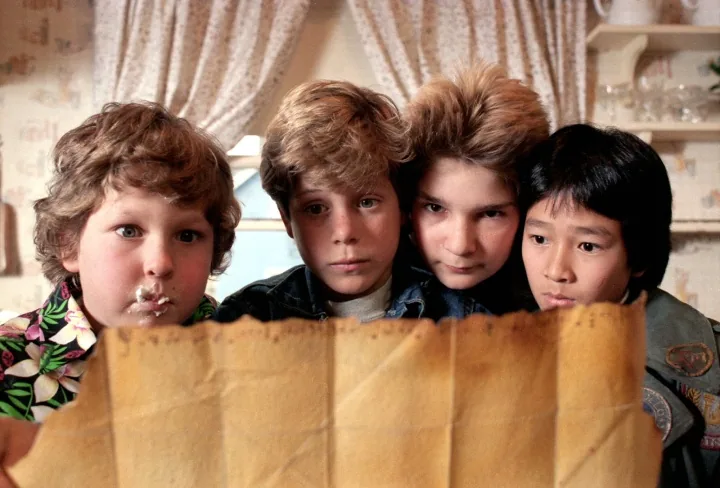 نمایی از فیلم گونیز (The Goonies)؛ پیشنهاد فیلم پاییزی