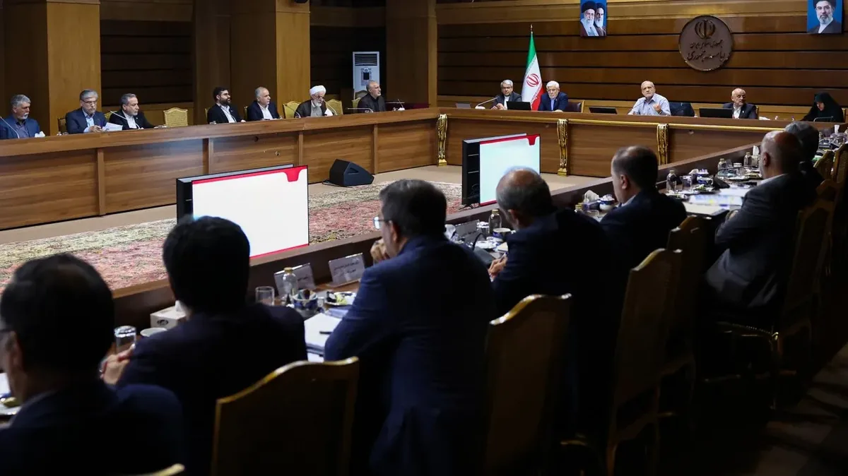 پزشکیان: باید شرایط جنگ اقتصادی را به فرصتی برای حل مشکلات کشور و چالشهای انباشته تبدیل کنیم/ به تفرقهافکنیها توجه نکنید و تمام ظرفیت خود را برای حل مشکلات مردم به کار بگیرید