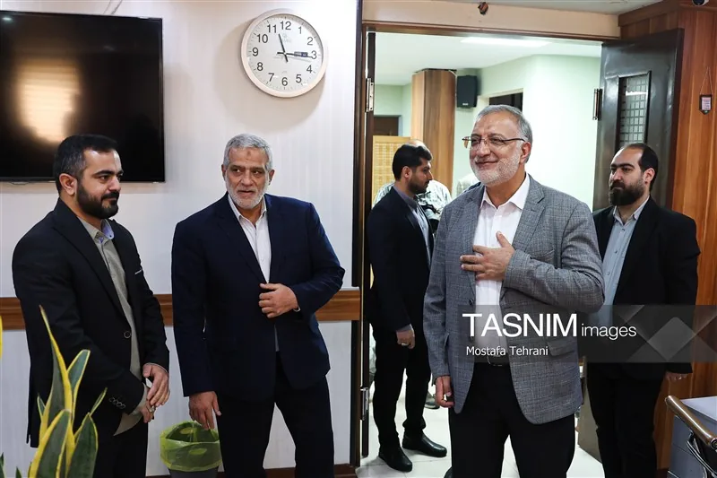 علیرضا زاکانی شهردار تهران،مجید قلی زاده مدیر عامل،کیان عبداللهی سر دبیر خبرگزاری تسنیم در حاشیه بازدید از تحریریه  این خبرگزاری