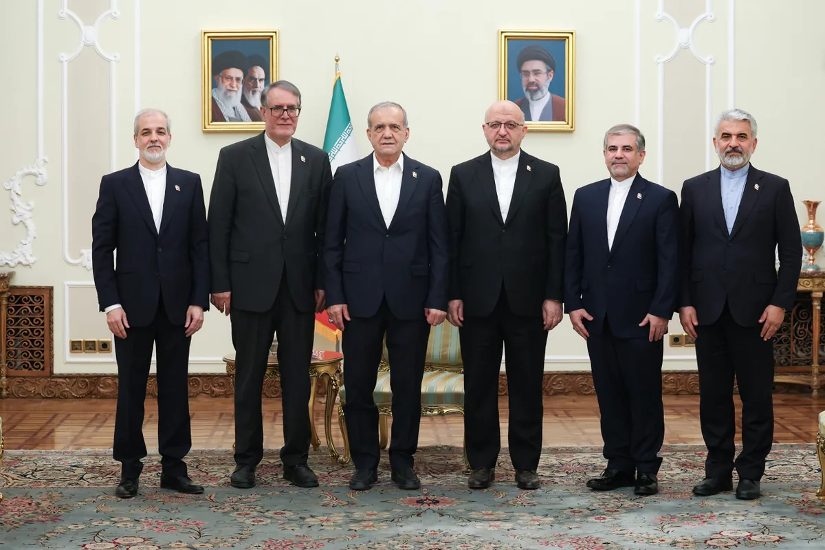 نخبگان در پستو، سالخوردگان وزارتخانه در ماموریت! / سهم جوانها از مدیریت کشور کجاست؟