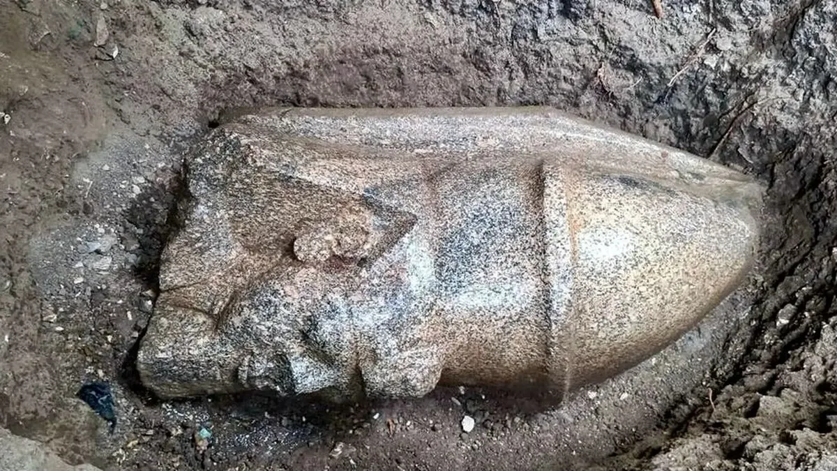 مردی سنگی مرموز را مقابل خانهاش پیدا کرد که گنجی ۳۳۰۰ ساله بود!
