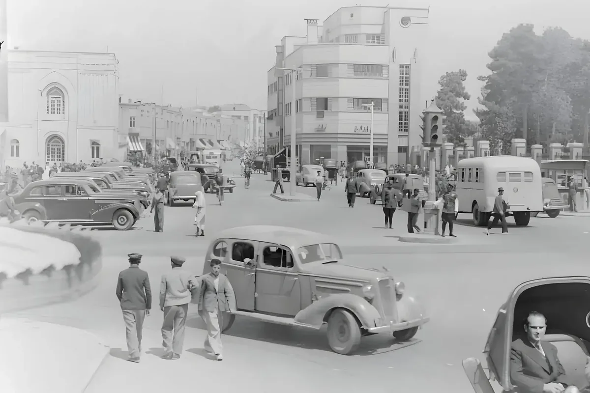 عکس تاریخی دیدهنشده تهران؛ میدان توپخانه با حضور کالسکه، ماشین و مردم!