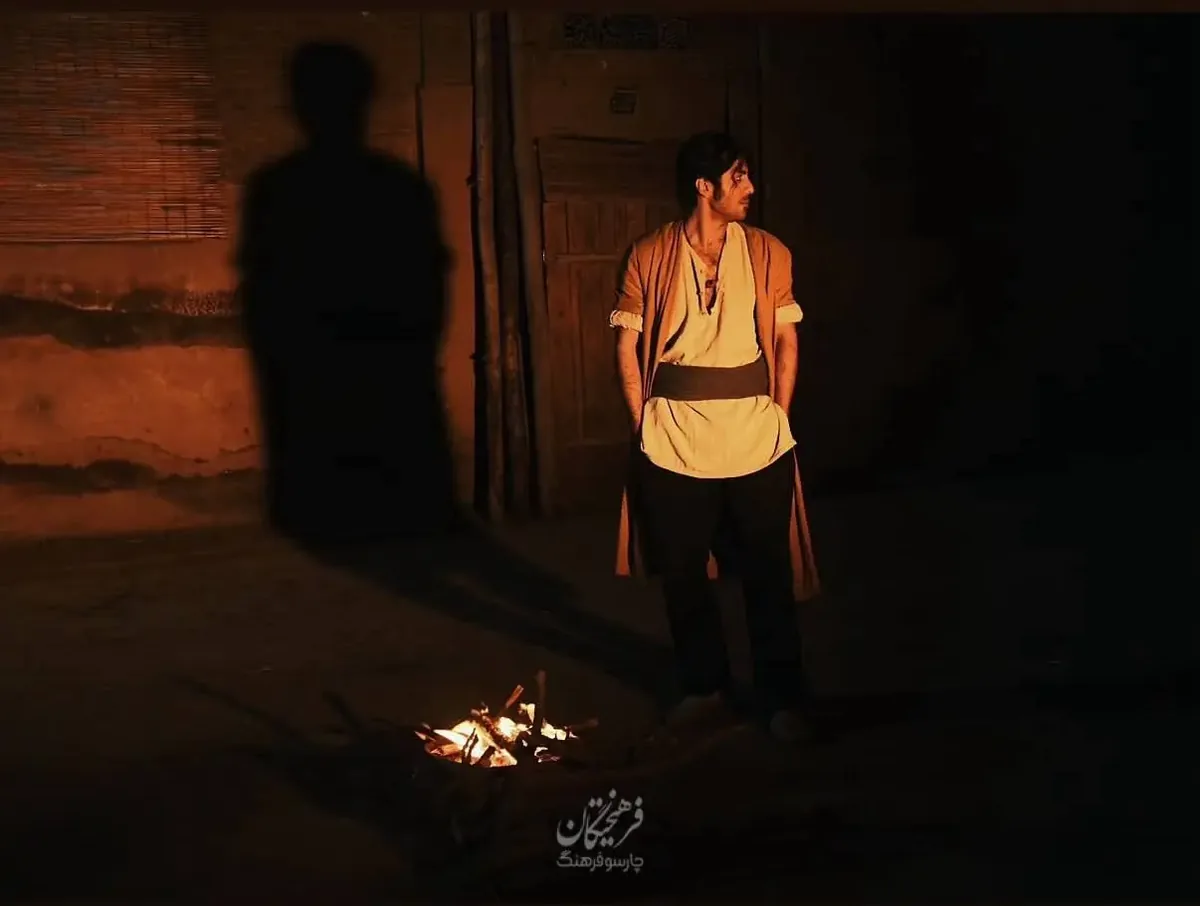 «رحیم نجار» با استایل متفاوت در پشت صحنه فصل سه بامداد خمار/ فیلم