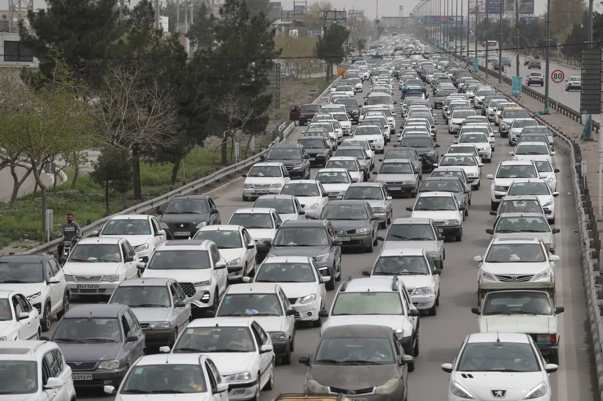 ترافیک نیمهسنگین در ۳ محور منتهی به تهران/بارش باران در جادههای گیلان
