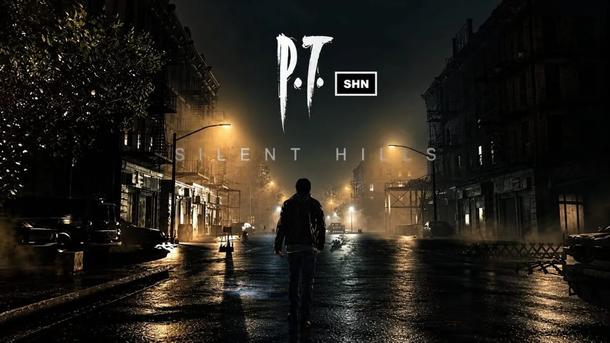 بنر تبلیغاتی بازی ترسناک P.T. و Silent Hills؛ مردی با لباس چرمی در شب بارانی از پشت به سوی خیابانی خیس در شهری قدیمی قدم می‌زند، در حالی که چراغ‌های خیابان با نور طلایی و مه‌آلود، لکه‌های نوری روی آسفالت کف خیابان ایجاد کرده‌اند. بالای تصویر لوگوی سفید و درشت P.T. با حروف دست‌نویس و درج نوشته SHN دیده می‌شود و متن SILENT HILLS با حروف بزرگ نقره‌ای در میان نما به کار رفته است.