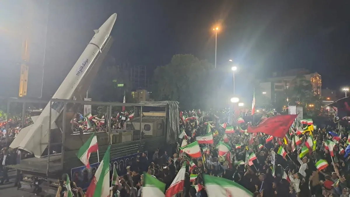 لانچر حامل موشک وسط میدان انقلاب تهران + فیلم