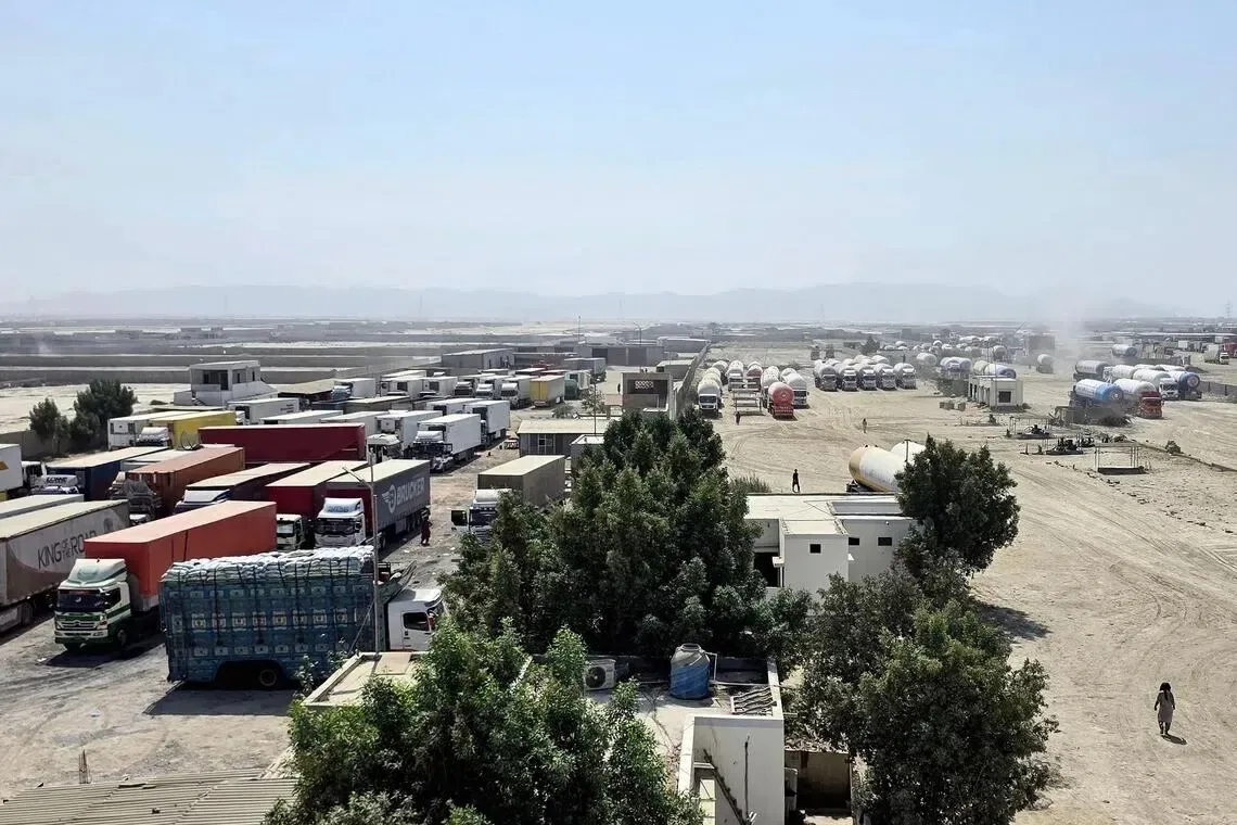 روزنامهنگار پاکستانی: گذرگاه مرزی میان پاکستان و ایران، سرانجام پس از چند روز تعطیلی، از هر دو طرف بازگشایی شد / سفیر ایران بازگشایی مرز را تأیید نکرد؛ «قدام پاکستان برای بستن مرز در چارچوب راهبرد آمریکا برای به زانو درآوردن ایران از طریق فشار اقتصادی است»