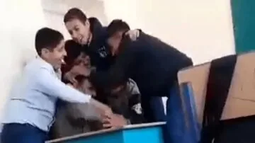 انتشار فیلم قدیمی کتک خوردن یک معلم در کلاس / روایت خبرگزاری فارس: خانواده دانشآموزان برای دلجویی به منزل این معلم رفته بودند