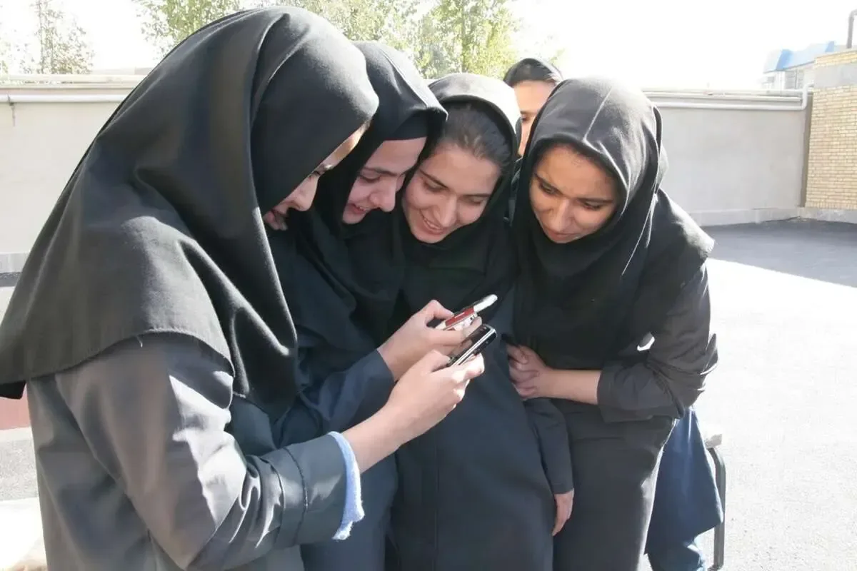 استفاده از موبایل در مدارس مجاز است؟