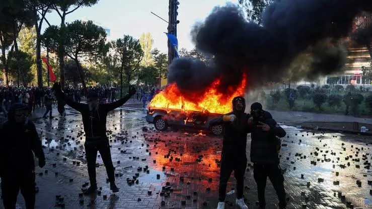 از «انقلاب فلامینگو» تا خیابان‌های سنگربندی‌شده؛ خشم آلبانیایی‌ها از فساد و هتل‌سازی کوشنر