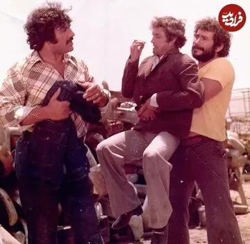 بیک ایمانوردی و آغاسی در نمایی از فیلم یکی خوش صدا یکی خوش دست؛ سال ۵۶ / عکس