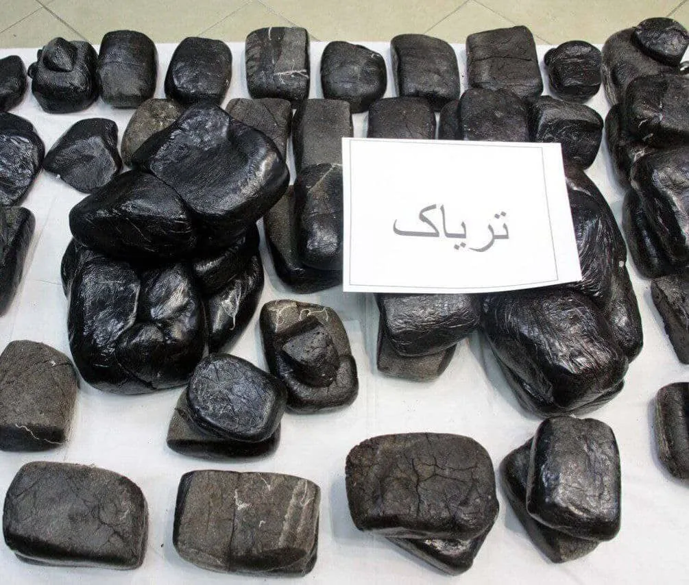 «پدربزرگ پادرد داشت، پدر کمردرد؛ نوه هم تریاکی شد» / روایت یک زنجیره خطرناک در خانواده‌های ایرانی/ قیمت یک کیلو تریاک؛ حداقل ۲۰۰ و حداکثر ۵۰۰ میلیون