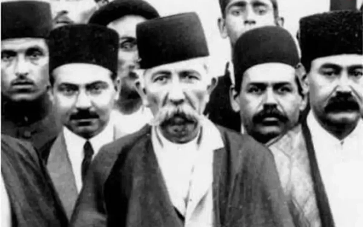 عکس یادگاری «مستوفیالممالک» در کنار هواپیما