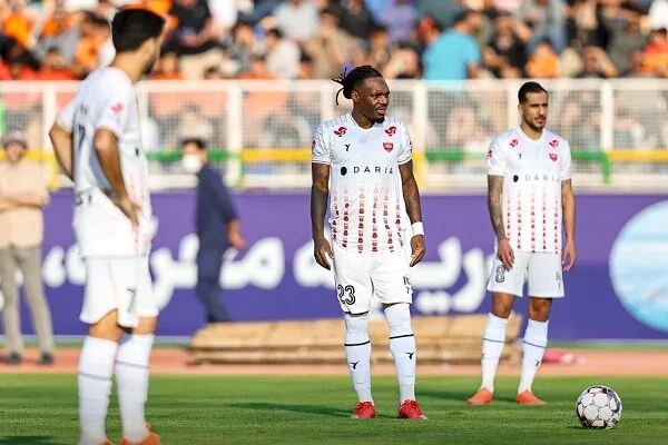 رقص ارقام مقابل اسم پرسپولیس در شهربابک؛ رنگ سرخ در لباس سفید