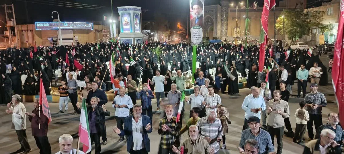 میدان‌داری جوانان در کنار امام جمعه آران و بیدگل در شب ۲۲۷ تجمعات مردمی