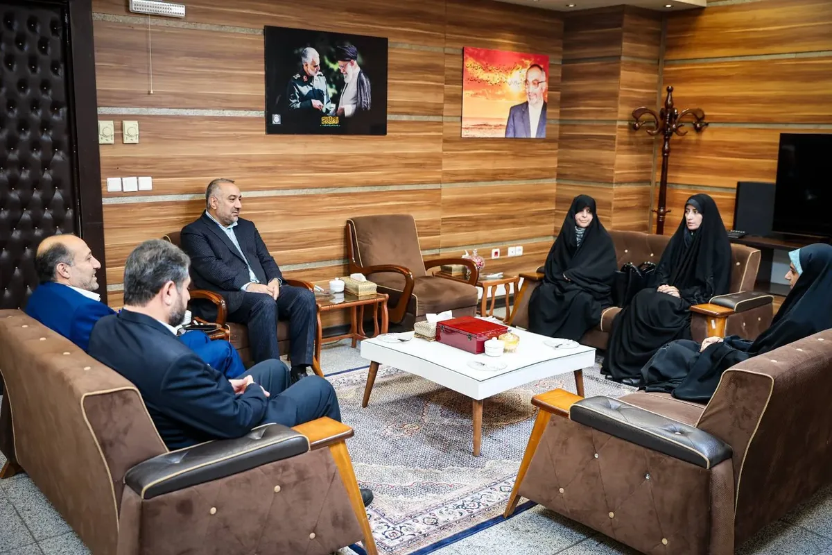 تجلیل رئیس سازمان زندانها از فرزند شهید ذوالفقاری به پاس کسب رتبه برتر در کنکور سراسری