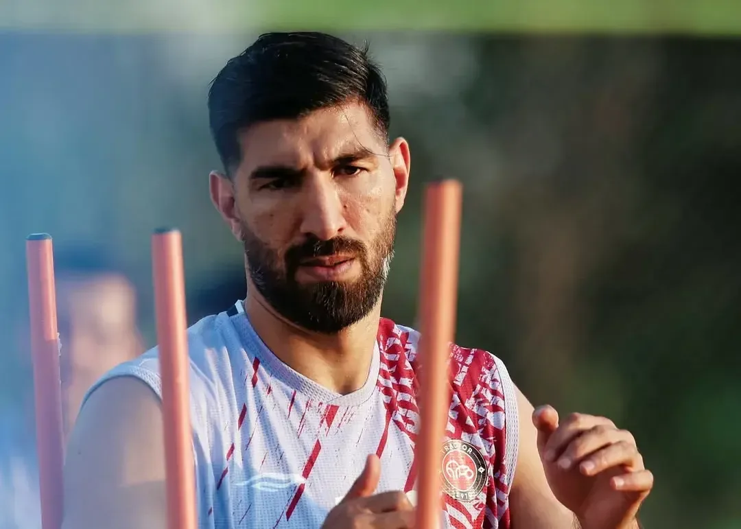 شهریار با پیراهن پرسپولیس در تراکتور (عکس)