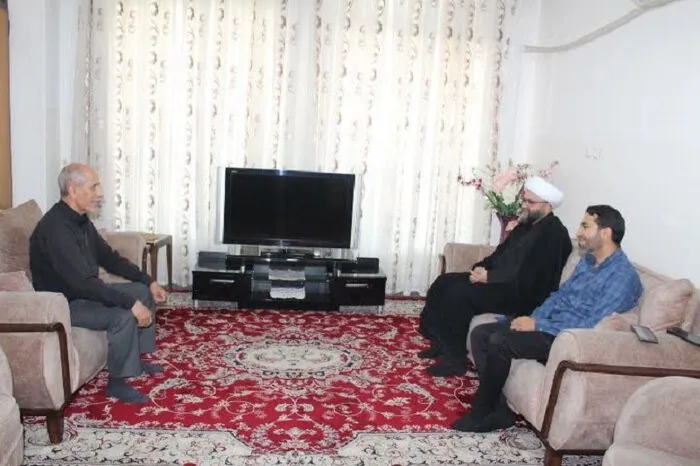 تکریم مسئول نمایندگی ولی‌فقیه در سپاه هرمزگان از یادگاران جهاد و شهادت