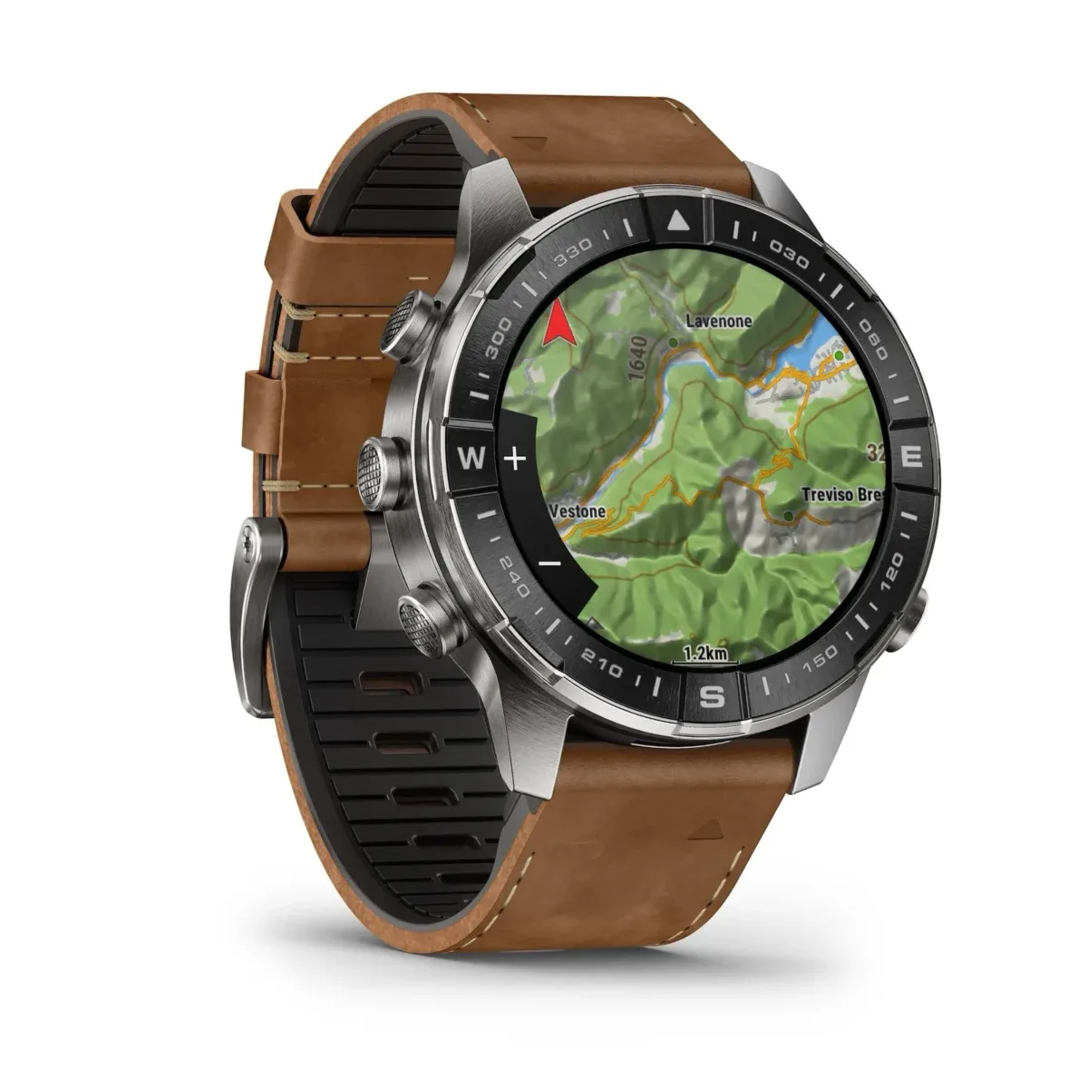 ساعت هوشمند Garmin با قاب فلزی و بند چرمی قهوه‌ای‌رنگ روی پس‌زمینه سفید که نقشه توپوگرافی و مسیرهای جغرافیایی را روی صفحه نمایش خود نشان می‌دهد.