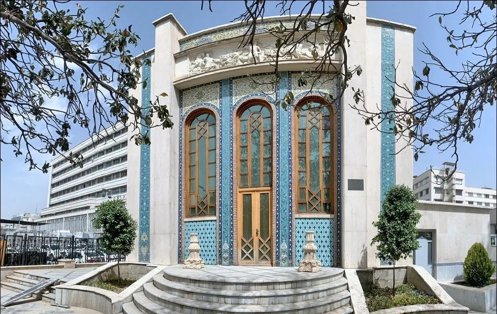 زورخانه بانک ملی؛ بنایی مهجور با نقشبرجستههایی از دل شاهنامه - چیدانه