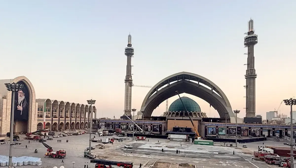 آمادهسازی مصلای امام خمینی (ره) برای مراسم وداع با رهبر شهید (عکس)
