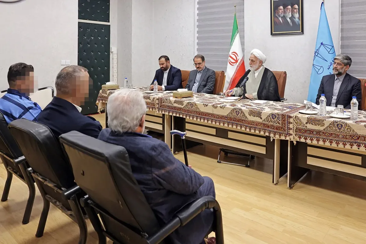 حضور میدانی و گفتوگوی مستقیم رئیس قوه قضاییه با متهمین یکی از پروندههای مهم فساد/ ماجرای هزاران دلاری که در خانه متهم بود، اما به یکباره سر از مغازه موبایلفروشی درآورد