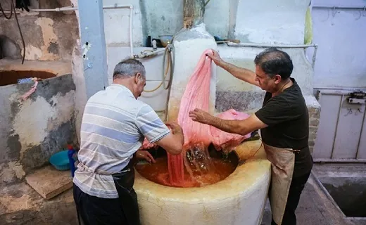 هنر اصیل رنگرزی سنتی قم در قاب تصویر