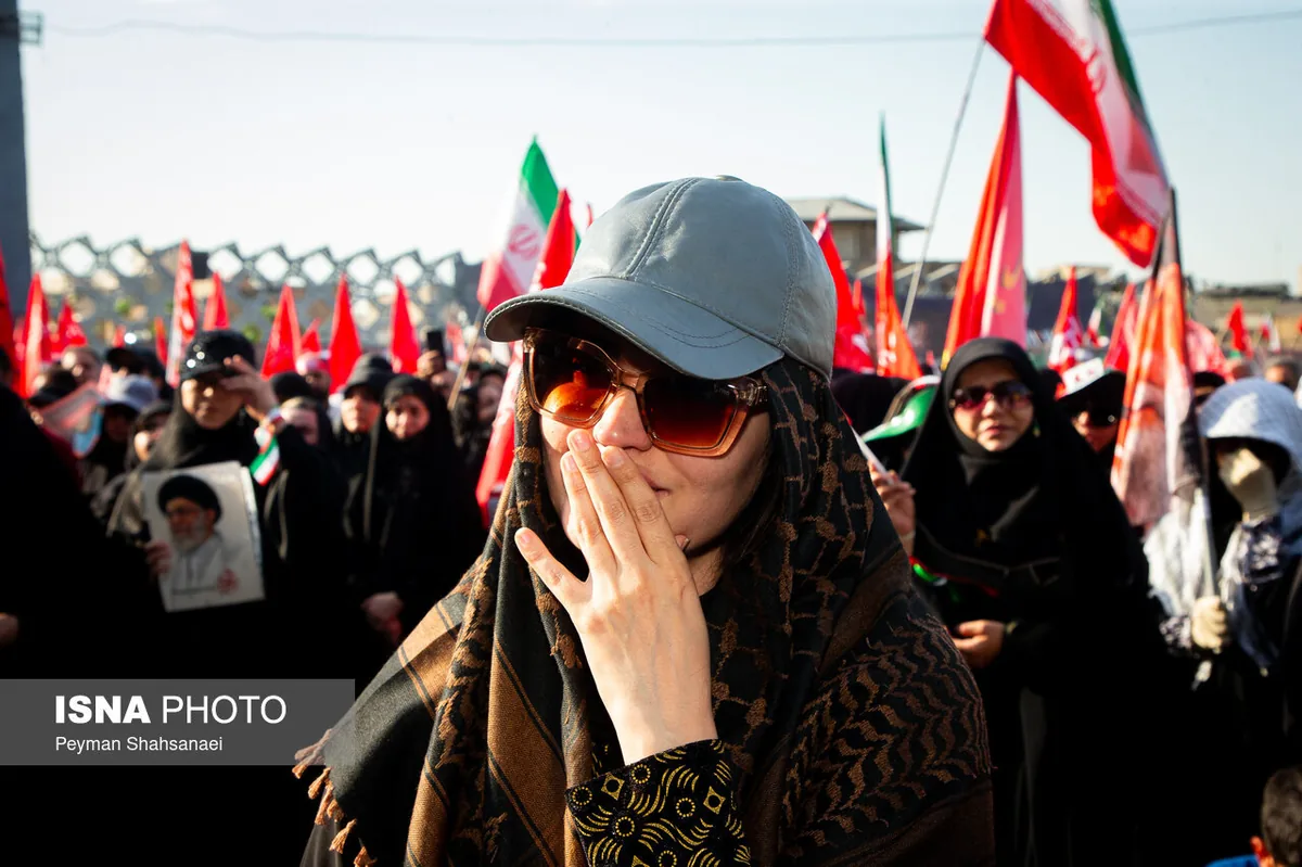 پوشش متفاوت زنان در مراسم تشییع پیکر رهبر شهید انقلاب