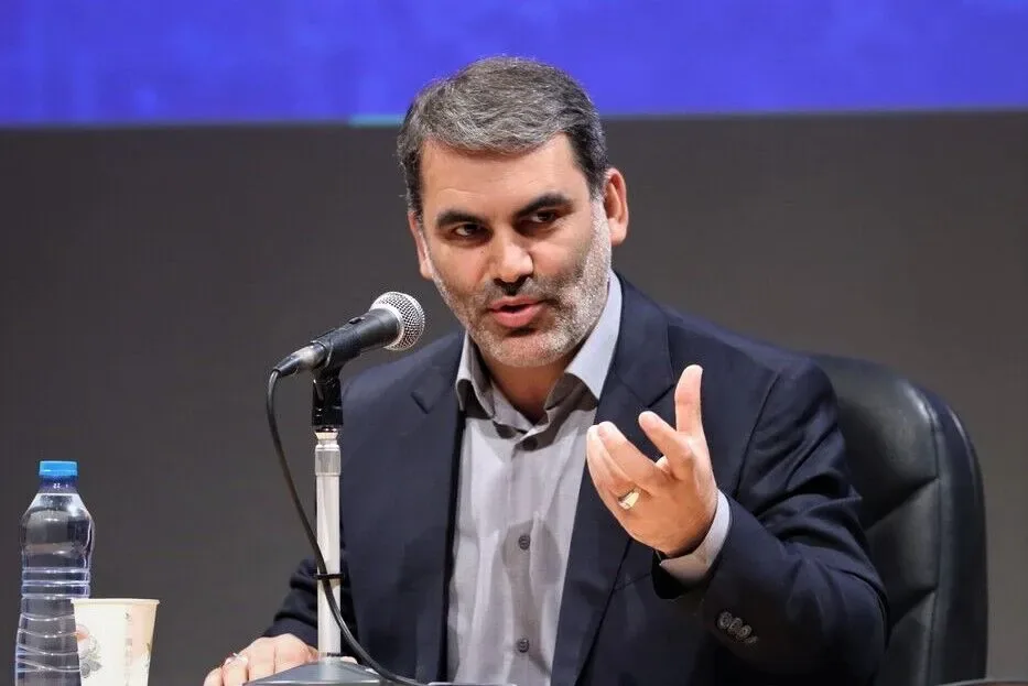 زنگنه، عضو کمیسیون برنامه و بودجه: با نرخ تورم ۸۰ یا ۱۳۰ درصدی در کالاهای اساسی و مواد غذایی، هر چقدر هم کالابرگ یا حقوقها را افزایش دهیم، در نهایت امکان جبران وجود ندارد/ واقعاً بعید میدانم که دولت امسال برنامهای برای اصلاح حقوق داشته باشد/ ارائه طرحی ۱۵ بندی از سوی وزیر اقتصاد برای تأمین منابع جدید