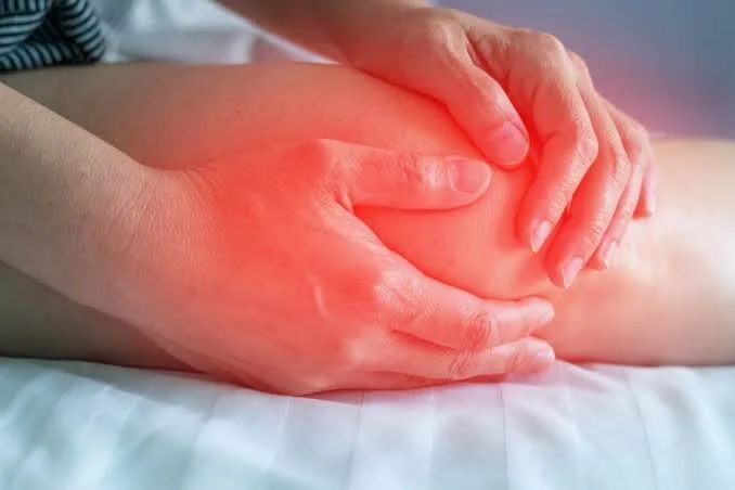 ۱۲ خوراکی که التهاب بدن را بیشتر می‌کند؛ چه رژیمی برای مفاصل مناسب‌تر است؟