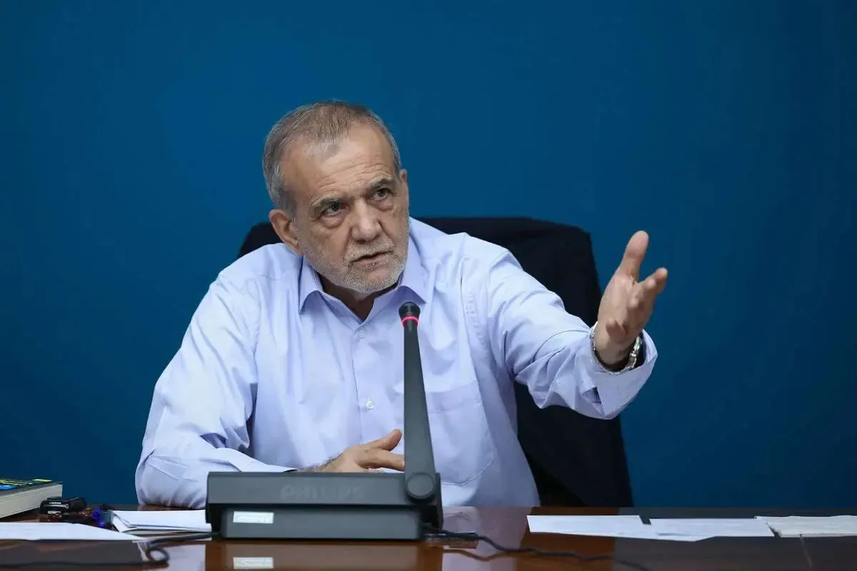 پزشکیان: باید از وضعیت «نه جنگ، نه صلح» خارج شویم تا در محیطی شفاف و قابل پیشبینی، برنامهریزی کنیم/ رهبری شهید هم دستور دادند که بروید و از این وضعیت خارج شوید، اما این نامردها قاعده را به هم زدند/ با فشار و زور نمیتوان امکاناتی را از گروهی سلب و به دیگری اختصاص داد/ چنانچه تصمیمی در فضای آلوده و غبارآلود استخراج شود، سبب ظلم میشود
