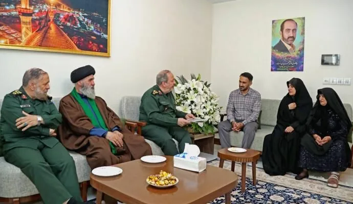سرپرست وزارت دفاع با خانواده شهید علی فولادوند دیدار کرد